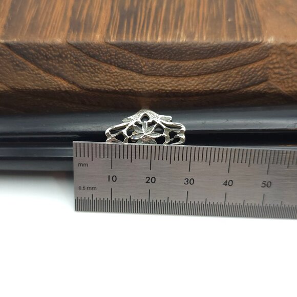 Size 7.5 925 Sterling Silver Textured Odd Floral Ring - Picture 5 of 6